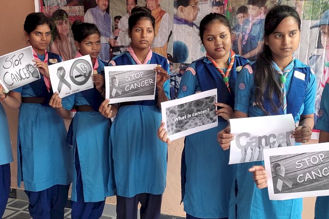 विश्व कैंसर दिवस पर लड़कियों ने दिया सन्देश 