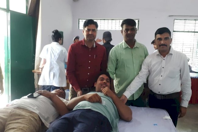 हिन्दू नववर्ष पर पहला कदम फाउंडेशन ने नलवा में लगाया रक्तदान शिविर 