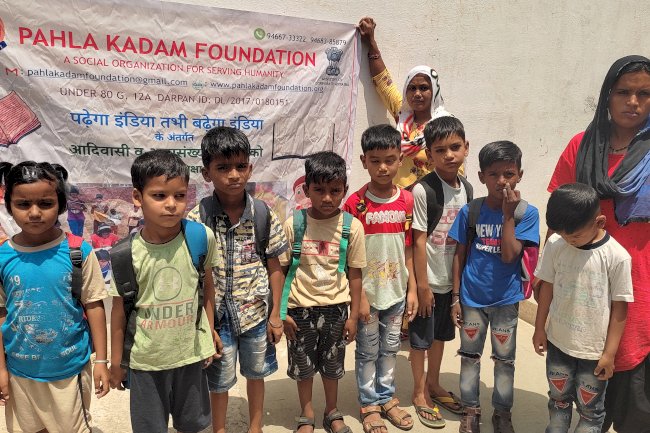 स्कूल न जाने वाले बच्चों के लिए पढ़ाई करवा रहे पहला कदम फाउंडेशन सदस्य 