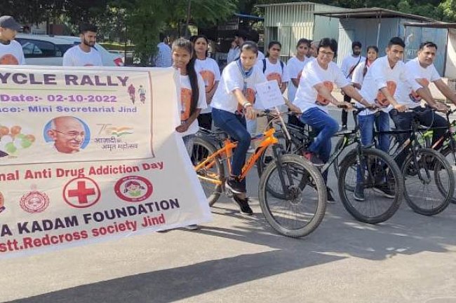 पहला कदम फाउंडेशन ने गांधी व शास्त्री को पुष्प अर्पित करके निकाली नशा मुक्त रैली 