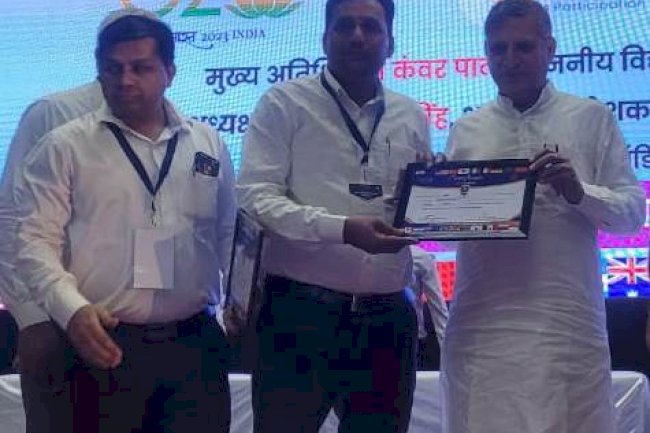 शिक्षा मंत्री ने जिला समन्वयक राजेश वशिष्ठ को किया सम्मानित 