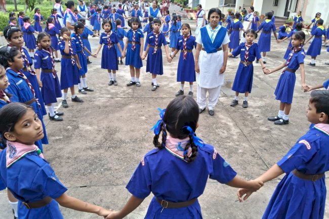 5 बुलबुल लड़कियों सहित फ्लॉक लीडर संतरों ने राज्य स्तरीय हीरक पंख प्रशिक्षण में लिया भाग 
