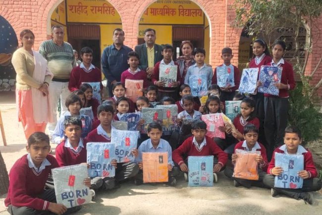 पहला कदम फाउंडेशन ने बच्चों को वितरित की ड्रेस 