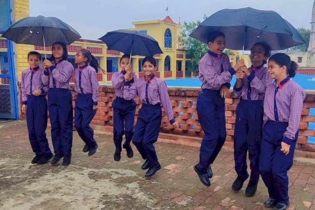 बारिश मे  मस्ती की पाठशाला .........................