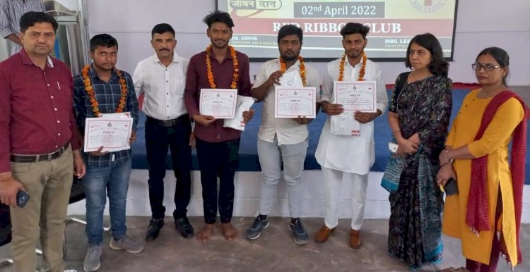 हिन्दू नववर्ष पर पहला कदम फाउंडेशन ने नलवा में लगाया रक्तदान शिविर 