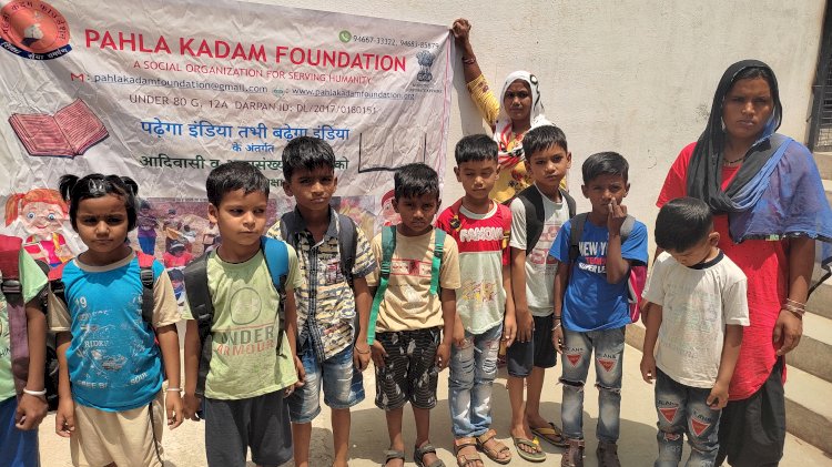 स्कूल न जाने वाले बच्चों के लिए पढ़ाई करवा रहे पहला कदम फाउंडेशन सदस्य 