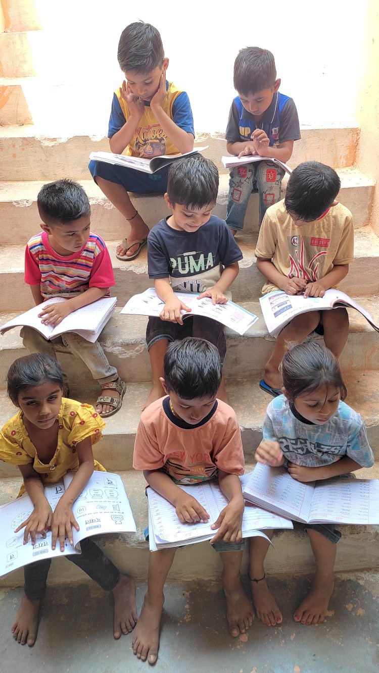 स्कूल न जाने वाले बच्चों के लिए पढ़ाई करवा रहे पहला कदम फाउंडेशन सदस्य 