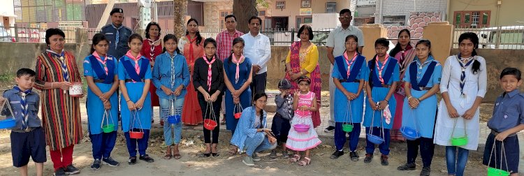 बेजुबान पक्षियों के लिए लगाये कसोरे 