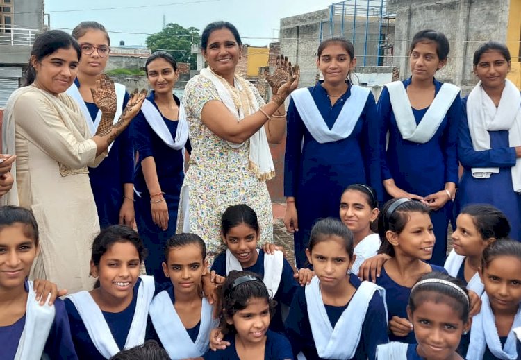 पहला कदम फाउंडेशन ने किया मेहँदी रचाओ प्रतियोगिता का आयोजन 