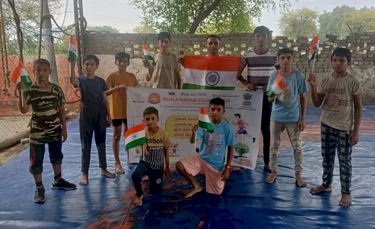 पहला कदम फाउंडेशन ने खिलाडियों को वितरित किये तिरंगे झंडे