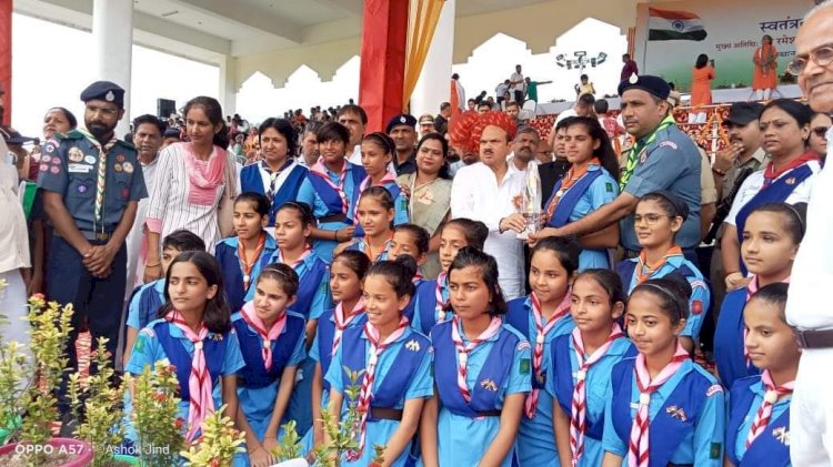 सांसद रमेश कौशिक ने किया गाइड लड़कियों को सम्मानित 