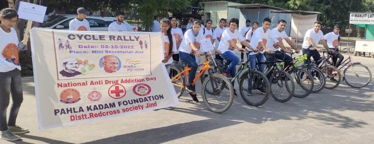 पहला कदम फाउंडेशन ने गांधी व शास्त्री को पुष्प अर्पित करके निकाली नशा मुक्त रैली 