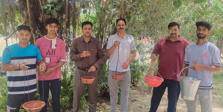 पहला कदम फाउंडेशन ने पक्षियों के लिए पेड़ों पर पानी के सकोरे लगाये 