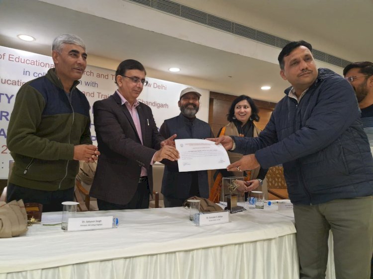 NCERT से डॉ राजपूत व SCERT निदेशक एस दहिया ने राजेश वशिष्ठ  को किया  सम्मानित 