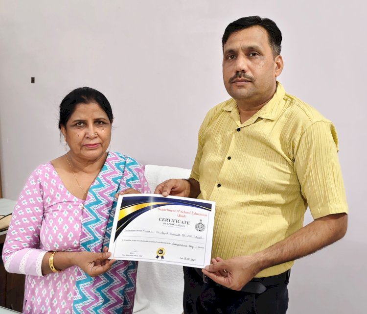 राजेश वशिष्ठ  को जिला शिक्षा अधिकारी ने किया सम्मानित 