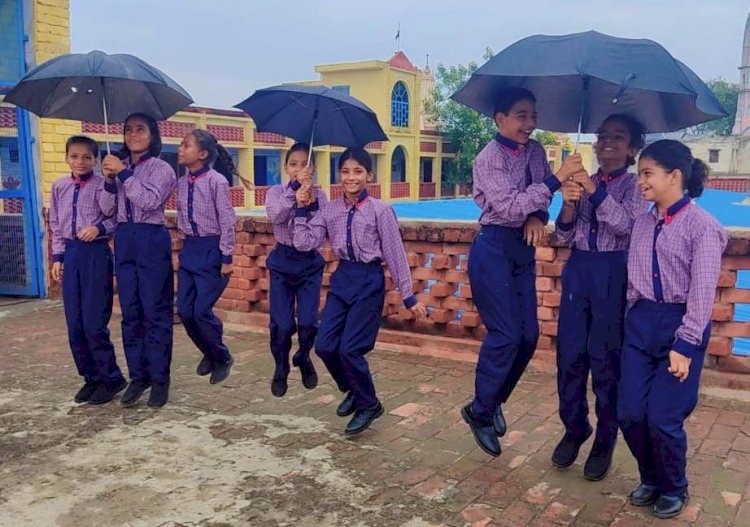 बारिश मे  मस्ती की पाठशाला .........................