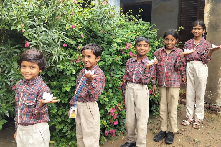 बारिश मे  मस्ती की पाठशाला .........................