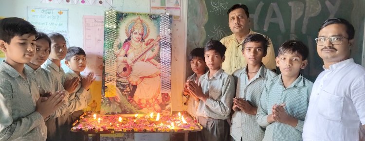 राजकीय माध्यमिक विद्यालय बरसाना में शिक्षकों और विद्यार्थियों ने मिलकर मनाई दिवाली